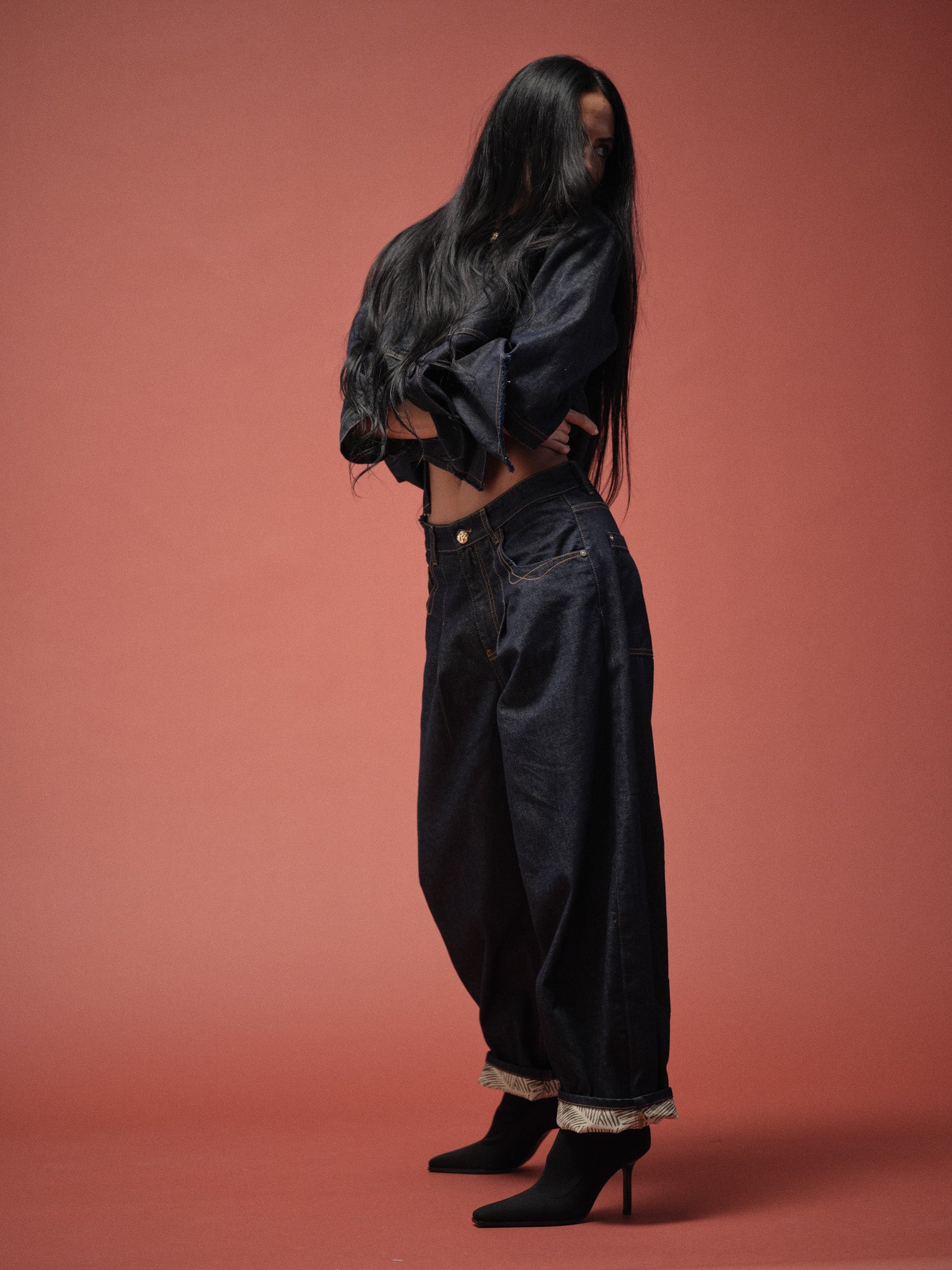 Modelshot / Dark Blue Denim / Detail